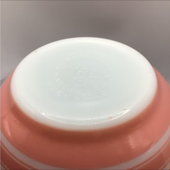 PYREX ANTIQUE RAINBOW STRIPES (PINK) 401 Mixing Bowl Circa 1965 Quantity: 1 - Picture 3 of 12